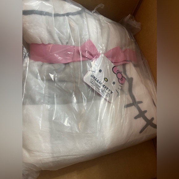 Hello kitty blankets bundle - Picture 2 of 2